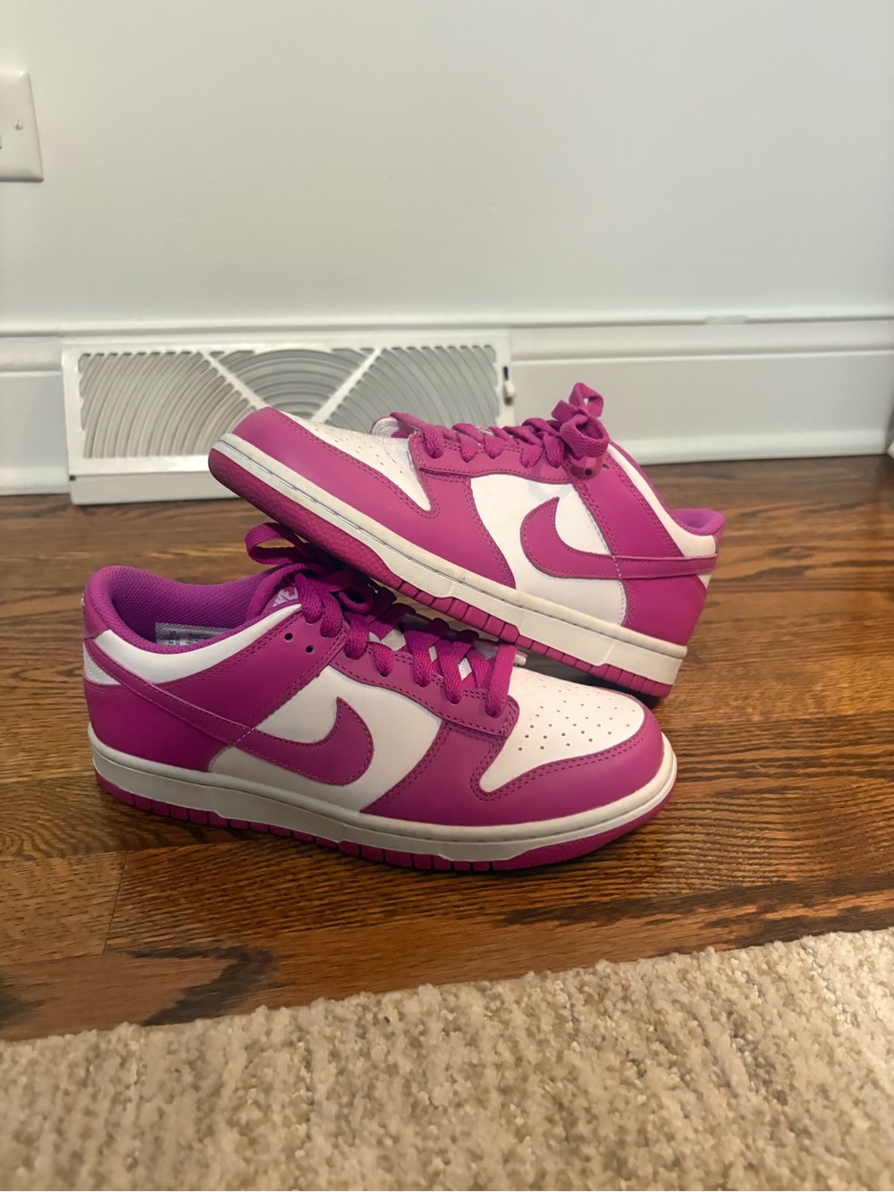 Nike Kids Low-Top Sneakers in Pink and White